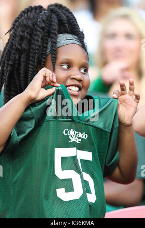 Denver. 01 Sep, 2017. Un giovane stato Colorado acclamazioni della ventola sul suo team contro Colorado durante la Rocky Mountain Showdown a Denver. Credito: csm/Alamy Live News Foto Stock