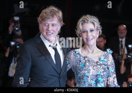 Venezia, Italia. 01 Sep, 2017. Robert Redford e Jane Fonda partecipare alla premiere di " le nostre anime di Notte' 74a Mostra del Cinema di Venezia al Palazzo del Cinema di Venezia, Italia, il 01 settembre 2017. - Nessun filo SERVICE - foto: Hubert Boesl Foto Stock