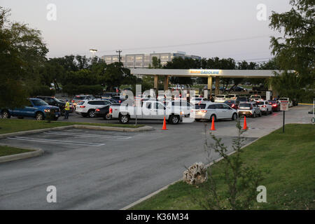 San Antonio, Stati Uniti d'America. 1 Sep, 2017. Le auto sono visibili in corrispondenza di una stazione di benzina in San Antonio, Texas, Stati Uniti, Sett. 1, 2017. I prezzi della benzina negli Stati Uniti hanno raggiunto un nuovo alto in mezzo continua paura di carenza in Texas e altri membri dopo l uragano Harvey's sciopero. Credito: Yan Bo/Xinhua/Alamy Live News Foto Stock