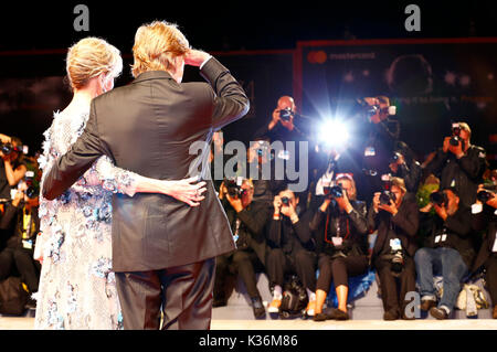 Robert Redford e Jane Fonda frequentando il 'le nostre anime di notte' premiere al 74a venice international film festival presso il palazzo del cinema il 01 settembre 2017 a Venezia, Italia Foto Stock