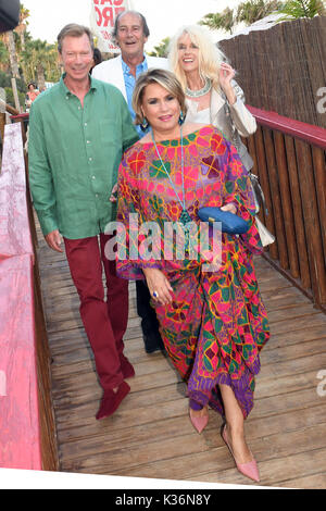 Non esclusivo il Granduca Henri di Lussemburgo e la Granduchessa Maria Teresa ,Luis Ortiz,Gunilla Von Bismark durante la celebrazione preboda di Marie Gabrielle Nassau e Antonius Willms in Marbella Venerdì, Settembre 1, 2017 Foto Stock