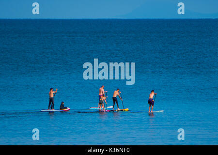 Aberystwyth Wales UK, sabato 02 settembre 2017 UK Meteo - su un luminoso e caldo settembre mattina un gruppo di amici andare paddleboarding sulla calma piatta mare off Aberystwyth Wales. Il clima è impostato su Modifica per tutta la notte, girando coperto con una fascia di spazzamento di pioggia da ovest Photo credit: Keith Morris/Alamy Live News Foto Stock