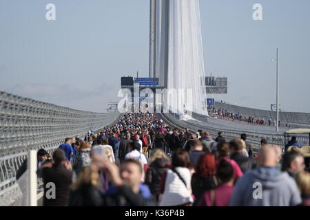 South Queensferry, Scotland, Regno Unito. Il 2 settembre, 2017. Come parte dell'Queensferry esperienza di attraversamento, 50.000 persone, che hanno avuto successo in un pubblico scrutinio online, sono in grado di celebrare l'apertura del ponte da camminando su di essa mentre è temporaneamente chiusa al traffico. Credito: Iain Masterton/Alamy Live News Foto Stock