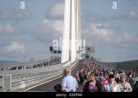 South Queensferry, Scotland, Regno Unito. Il 2 settembre, 2017. Come parte dell'Queensferry esperienza di attraversamento, 50.000 persone, che hanno avuto successo in un pubblico scrutinio online, sono in grado di celebrare l'apertura del ponte da camminando su di essa mentre è temporaneamente chiusa al traffico. Credito: Iain Masterton/Alamy Live News Foto Stock