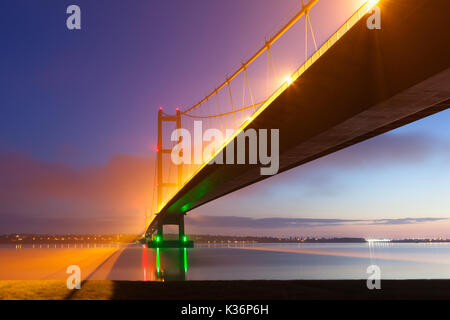 Humber Bridge, Barton-su-Humber, North Lincolnshire, Regno Unito. 02Sep, 2017. Regno Unito: Meteo nebbia volute intorno al Humber Bridge prima dell'alba. Barton-su-Humber, North Lincolnshire, Regno Unito. Il 2 settembre 2017. Credito: LEE BEEL/Alamy Live News Foto Stock