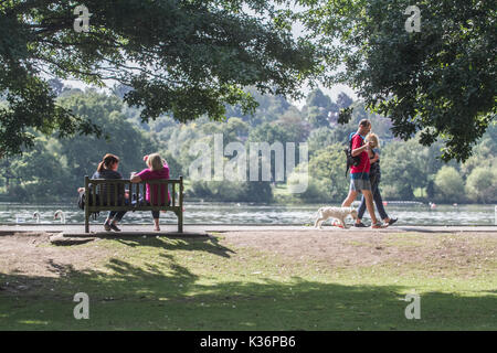 Londra, Regno Unito. 2 Sep, 2017. Le persone che si godono il sole mattutino nel Parco di Wimbledon di credito: amer ghazzal/Alamy Live News Foto Stock