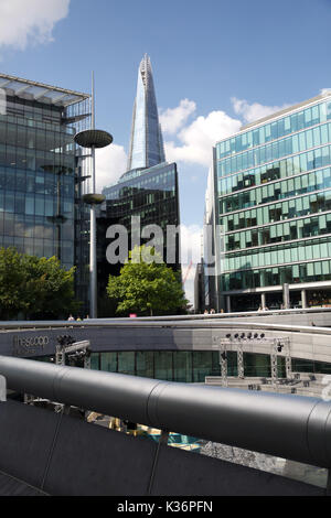 Londra, Regno Unito. 2 Sep, 2017. Blue Skies su Queens Walk, London come temperature raffreddare gradualmente verso il basso e verso l'autunno Credito: Keith Larby/Alamy Live News Foto Stock