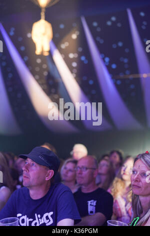 Regno Unito. 01 Sep, 2017. i frequentatori del festival nella grande tenda superiore al 2017 fine della strada festival. photo Data: venerdì, 1 settembre 2017. Credito: roger garfield/alamy live news Foto Stock