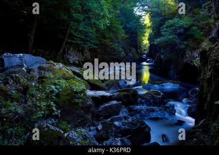 Il mistico e magico Fairy Glen o welsh Ffos Noddun nella profonda forra nascosta sul fiume Conwy in Galles del Nord vicino alla città di Betwys-y-coed Foto Stock