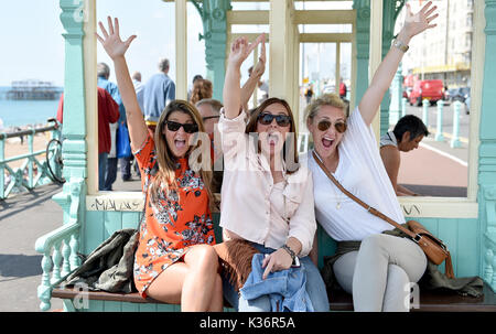 Brighton, Regno Unito. 2 Sep, 2017. Queste giovani donne godere il caldo sole di oggi sul lungomare di Brighton ma con tempo umido è dovuta a spazzare dal west domani Credito: Simon Dack/Alamy Live News Foto Stock