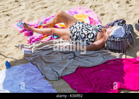 Bournemouth Dorset, Regno Unito. 2 Sep, 2017. Regno Unito: meteo bella calda giornata di sole a Bournemouth Beach. Donna matura sdraiati sulla spiaggia a prendere il sole e rilassarsi al sole. Credito: Carolyn Jenkins/Alamy Live News Foto Stock