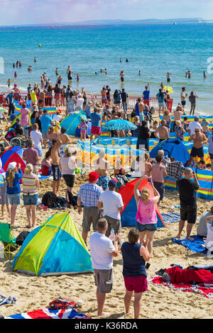 Bournemouth Dorset UK. 2 Sep, 2017. Il terzo giorno del decimo anniversario del Bournemouth Air Festival con oltre 500.000 atteso oggi con il caldo clima soleggiato, come spettatori guarda l'azione da un pranzo Bournemouth Beach seaside. Credito: Carolyn Jenkins/Alamy Live News Foto Stock