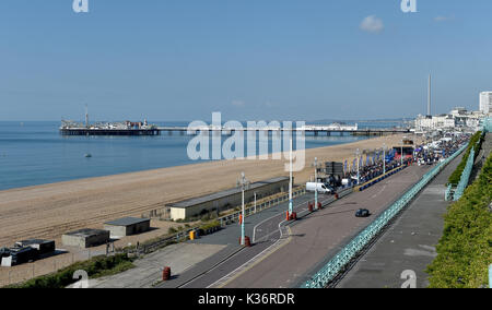 Brighton, Regno Unito. 2 Sep, 2017. La spiaggia e il lungomare è deselezionata di persone per la sicurezza al Brighton Speed Trials tenutasi sul lungomare . Oltre duecento auto e moto la linea fino a prendere il tempo di corsa verso il basso di Madera Drive di raggiungere elevate velocità Credito: Simon Dack/Alamy Live News Foto Stock