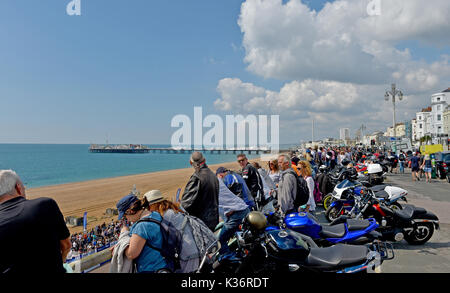 Brighton, Regno Unito. 2 Sep, 2017. Folle di appassionati di automobilismo al Brighton Speed Trials tenutasi sul lungomare . Oltre duecento auto e moto la linea fino a prendere il tempo di corsa verso il basso di Madera Drive di raggiungere elevate velocità Credito: Simon Dack/Alamy Live News Foto Stock