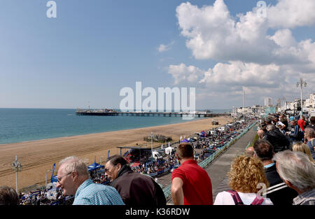 Brighton, Regno Unito. 2 Sep, 2017. Folle di appassionati di automobilismo al Brighton Speed Trials tenutasi sul lungomare . Oltre duecento auto e moto la linea fino a prendere il tempo di corsa verso il basso di Madera Drive di raggiungere elevate velocità Credito: Simon Dack/Alamy Live News Foto Stock