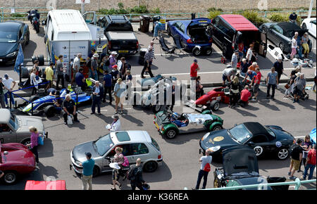 Brighton, Regno Unito. 2 Sep, 2017. Folle di appassionati di automobilismo al Brighton Speed Trials tenutasi sul lungomare . Oltre duecento auto e moto la linea fino a prendere il tempo di corsa verso il basso di Madera Drive di raggiungere elevate velocità Credito: Simon Dack/Alamy Live News Foto Stock