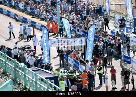 Brighton, Regno Unito. 2 Sep, 2017. Folle di appassionati di automobilismo al Brighton Speed Trials tenutasi sul lungomare . Oltre duecento auto e moto la linea fino a prendere il tempo di corsa verso il basso di Madera Drive di raggiungere elevate velocità Credito: Simon Dack/Alamy Live News Foto Stock