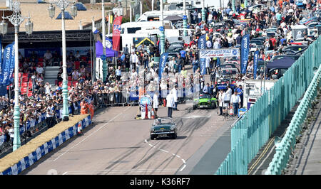 Brighton, Regno Unito. 2 Sep, 2017. Il Brighton Speed Trials guardato da grandi folle di appassionati di automobilismo trattenuto lungo Madeira Drive sul lungomare nel luminoso meteo oggi . Oltre duecento auto e moto la linea fino a prendere il tempo di corsa verso il basso di Madera Drive di raggiungere elevate velocità Credito: Simon Dack/Alamy Live News Foto Stock