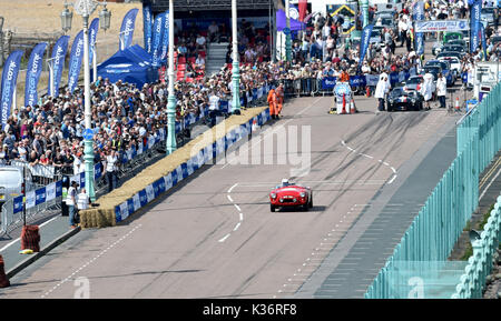 Brighton, Regno Unito. 2 Sep, 2017. Il Brighton Speed Trials guardato da grandi folle di appassionati di automobilismo trattenuto lungo Madeira Drive sul lungomare nel luminoso meteo oggi . Oltre duecento auto e moto la linea fino a prendere il tempo di corsa verso il basso di Madera Drive di raggiungere elevate velocità Credito: Simon Dack/Alamy Live News Foto Stock