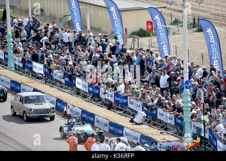 Brighton, Regno Unito. 2 Sep, 2017. Il Brighton Speed Trials guardato da grandi folle di appassionati di automobilismo trattenuto lungo Madeira Drive sul lungomare nel luminoso meteo oggi . Oltre duecento auto e moto la linea fino a prendere il tempo di corsa verso il basso di Madera Drive di raggiungere elevate velocità Credito: Simon Dack/Alamy Live News Foto Stock