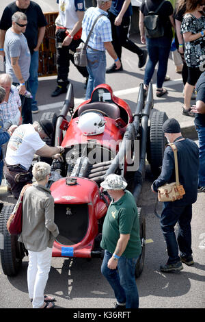 Brighton, Regno Unito. 2 Sep, 2017. Il Brighton Speed Trials guardato da grandi folle di appassionati di automobilismo trattenuto lungo Madeira Drive sul lungomare nel luminoso meteo oggi . Oltre duecento auto e moto la linea fino a prendere il tempo di corsa verso il basso di Madera Drive di raggiungere elevate velocità Credito: Simon Dack/Alamy Live News Foto Stock