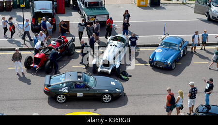 Brighton, Regno Unito. 2 Sep, 2017. Folle di appassionati di automobilismo al Brighton Speed Trials tenutasi sul lungomare . Oltre duecento auto e moto la linea fino a prendere il tempo di corsa verso il basso di Madera Drive di raggiungere elevate velocità Credito: Simon Dack/Alamy Live News Foto Stock