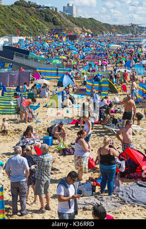 Bournemouth Dorset UK. 2 Sep, 2017. Il terzo giorno del decimo anniversario del Bournemouth Air Festival con oltre 500.000 atteso oggi con il caldo clima soleggiato, come spettatori guarda l'azione da un pranzo Bournemouth Beach seaside. Credito: Carolyn Jenkins/Alamy Live News Foto Stock