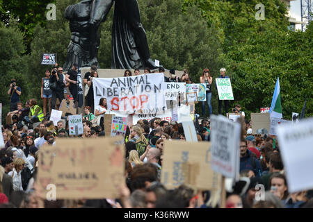 Hyde Park Corner, Londra, Regno Unito. 2 Sep, 2017. Vegan marzo. I vegani e i diritti degli animali manifestanti hanno marciato attraverso il centro di Londra. Credito: Matteo Chattle/Alamy Live News Foto Stock