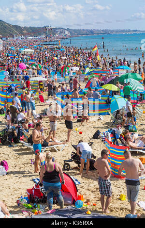 Bournemouth Dorset UK. 2 Sep, 2017. Il terzo giorno del decimo anniversario del Bournemouth Air Festival con oltre 500.000 atteso oggi con il caldo clima soleggiato, come spettatori guarda l'azione da un pranzo Bournemouth Beach seaside. Credito: Carolyn Jenkins/Alamy Live News Foto Stock