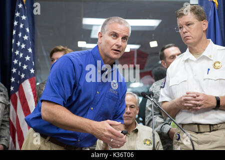 Austin, Texas usa sept. 1, 2017: fema regione amministratore 6 Tony Robinson, l, parla come texas gov. greg abbott e funzionari di emergenza risposta continue ed estese uragano harvey danni presso il dipartimento della pubblica sicurezza Emergency Operations Center (EOC). nim kidd, capo della divisione texas nella gestione delle situazioni di emergenza, è sulla destra. Harvey sarà infine il costo dello stato decine di miliardi di dollari per il recupero del credito: bob daemmrich/alamy live news Foto Stock