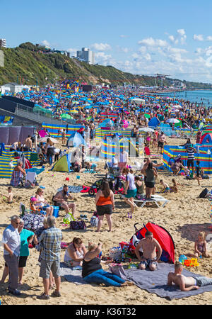 Bournemouth Dorset UK. 2 Sep, 2017. Il terzo giorno del decimo anniversario del Bournemouth Air Festival con oltre 500.000 atteso oggi con il caldo clima soleggiato, come spettatori guarda l'azione da un pranzo Bournemouth Beach seaside. Credito: Carolyn Jenkins/Alamy Live News Foto Stock