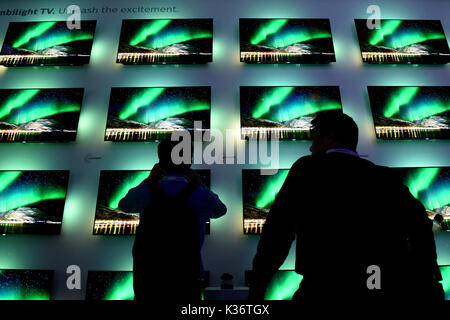 Berlino, Germania. 02Sep, 2017. I visitatori della fiera di elettronica IFA di Berlino guardare i televisori presso lo stand di Phillips, 02 settembre 2017. Foto: Maurizio Gambarini/dpa/Alamy Live News Foto Stock