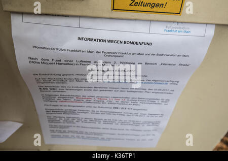 Un volantino da le autorità della città con le informazioni per quanto riguarda la scoperta di una bomba in Frankfurt am Main, Germania, 2 settembre 2017. Una bomba aerea scoperto durante i lavori di costruzione è dovuto essere attenuati di Domenica (03.09.2017). Fino a 70.000 persone dovranno lasciare le loro case - dovrebbe essere la più grande evacuazione in Germania dopo la guerra. Foto: Frank Rumpenhorst/dpa Foto Stock