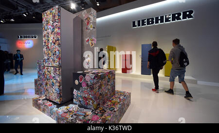 Berlino, Germania. 02Sep, 2017. Visitatori presso la fiera dell'elettronica IFA di Berlino guardare frigoriferi presso lo stand della ditta Liebherr, 02 settembre 2017. Foto: Maurizio Gambarini/dpa/Alamy Live News Foto Stock