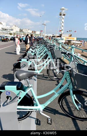 Brighton, Regno Unito. 2 Settembre 2017. I ciclisti possono sfruttare al meglio il nuovo programma Brighton Bike Share con le smartbikes SoBi, che godono oggi del sole caldo, ma il tempo bagnato è dovuto a spazzare in dall'ovest domani Credit: Simon Dack/Alamy Live News Foto Stock