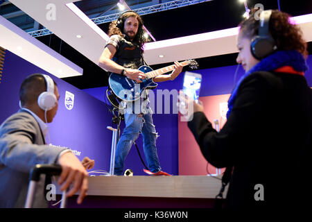 Berlino, Germania. 02Sep, 2017. Visitatori provare sulle cuffie presso lo stand di Phillips presso la fiera dell'elettronica IFA di Berlino, 02 settembre 2017. Foto: Maurizio Gambarini/dpa/Alamy Live News Foto Stock