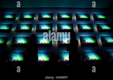 Berlino, Germania. 02Sep, 2017. I visitatori della fiera di elettronica IFA di Berlino guardare i televisori presso lo stand di Phillips, 02 settembre 2017. Foto: Maurizio Gambarini/dpa/Alamy Live News Foto Stock