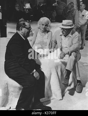 JOSEPH E LEVINE SUL SET DI HARLOW CON CARROLL BAKER E IL DIRETTORE GORDON DOUGLAS Foto Stock