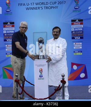 Kolkata, India. 01 Sep, 2017. Il Bengala Occidentale il ministro dello sport il sig. Arup Biswas e FIFA Comitato organizzatore locale, direttore del progetto il signor gioia Bhattacharya atten una cerimonia di apertura FIFA Under 17 World Cup Trofeo su Settembre 01, 2017 in Kolkata in India. Credito: Sanjay Purkait/Pacific Press/Alamy Live News Foto Stock