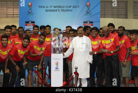 Kolkata, India. 01 Sep, 2017. Il Bengala Occidentale il ministro dello sport il sig. Arup Biswas e altri giocatori calciatore atten una cerimonia di apertura FIFA Under 17 World Cup Trofeo su Settembre 01, 2017 in Kolkata in India. Credito: Sanjay Purkait/Pacific Press/Alamy Live News Foto Stock