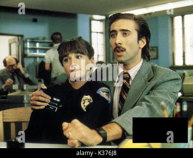 Sollevamento ARIZONA HOLLY HUNTER e Nicholas Cage data: 1987 Foto Stock