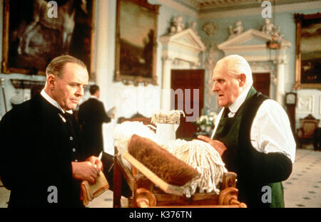 THE REMAINS OF THE DAY ANTHONY HOPKINS, PETER VAUGHN FILM DISTRIBUITO DA COMMERCIANTI IVORY PRODUCTIONS THE REMAINS OF THE DAY ANTHONY HOPKINS, PETER VAUGHN FILM RELEASE BY MERCHANT IVORY PRODUCTIONS data: 1993 Foto Stock