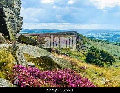 Bordo Curbar, Derbyshire, Inghilterra - guardando verso sud a Baslow Edge Foto Stock