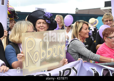 Foto deve essere accreditato ©Alpha premere 079965 04/10/2016 Membri delle donne contro la pensione statale di disuguaglianza (WASPI) dimostrando di campagna al di fuori del congresso del Partito Conservatore 2016 a Birmingham ICC Foto Stock