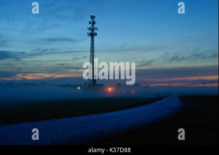 Impostazione di nebbia IN OLTRE FARM Lane e i campi con la torre cellulare, LITITZ PENNSYLVANIA Foto Stock