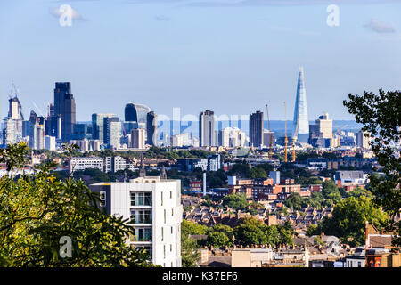 Vista guardando a sud di Archway verso la città di Londra da Hornsey Lane Bridge, a nord di Islington, London, Regno Unito Foto Stock