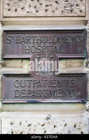 London, Regno Unito - 11 agosto 2017: una placchetta di metallo sull'esterno di st. bartholomews ospedale nella città di Londra, il 11 agosto 2017. Foto Stock