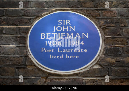 Una lapide in stoffa Court a Londra, contrassegnando la posizione dove sir John betjeman una volta vissuta. Foto Stock