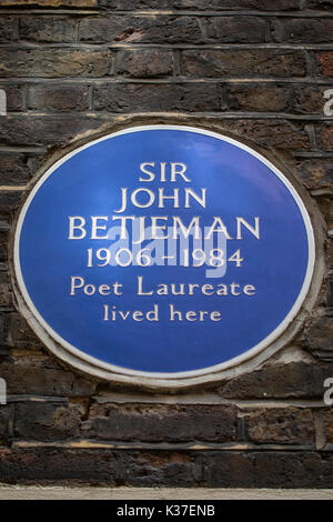 Una lapide in stoffa Court a Londra, contrassegnando la posizione dove Sir John Betjeman una volta vissuta. Foto Stock