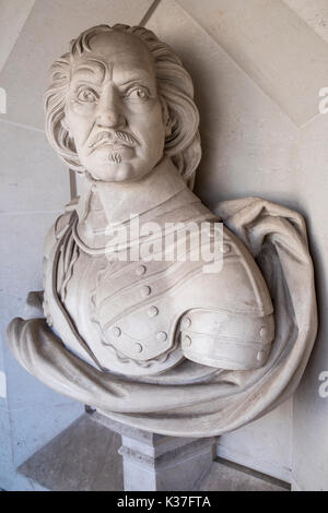 Un busto di figura storica Oliver Cromwell, situato fuori la Guildhall Art Gallery di Londra, Regno Unito. Cromwell era un inglese un politico e militare Foto Stock